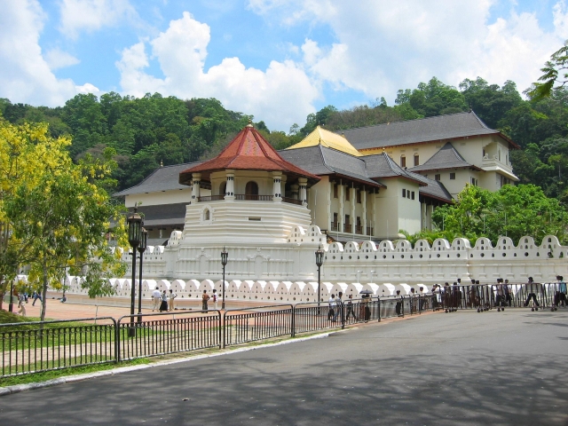 Temple of the Sacred Tooth Relic Kandy - top thing to do in Kandy